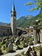 veduta del cimitero di Gressoney-Saint-Jean, rinomato centro di villeggiatura in Valle d'Aosta, Italia