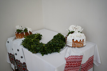 Wedding loaf with swans and green periwinkle.