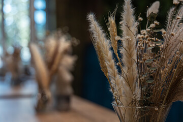 efektowne kwiaty, suszki w kawiarni  © Magdalena