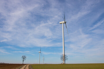éoliennes dans un vaste champ en bourgogne, l'énergie renouvelable de demain, production d'électricité