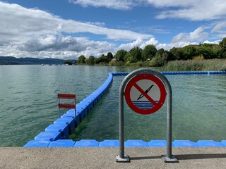 Seebad in St&auml;fa mit Verbotschild / Springen verboten - schwimmen im See