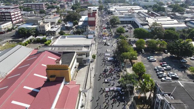 Personas caminando en la ciudad