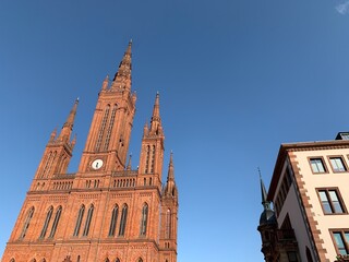 Marktkirche Wiesbaden - neugotische Kirche mit f&uuml;nf Kircht&uuml;rmen am Schlossplatz