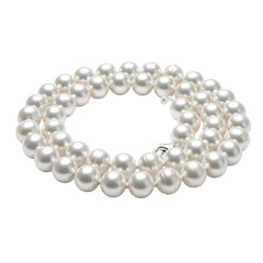 Obraz premium Elegant white pearl necklace on a white background