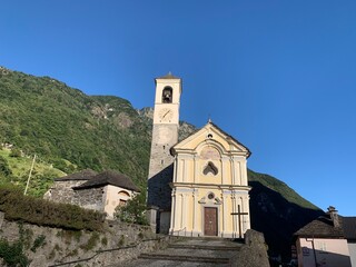 Katholische Kirche - Santa Maria degli Angeli in Lavertezzo, einer Tessiner Gemeinde im Verzascatalin mitten in gr&uuml;ner Landschaft mit Gebirge.