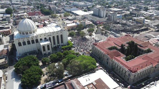 Plaza central con catedral y castillo nacional