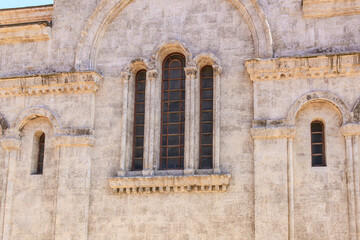 Obraz premium Ancient stone building with arched windows and detailed architecture