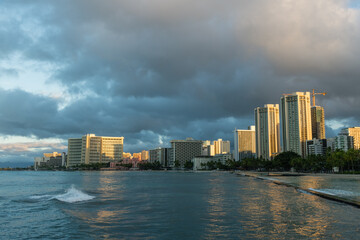 Fototapeta premium Scenic panoramic Waikiki Beach vista at dawn, Honolulu, Oahu, Hawaii