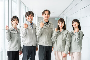作業着・作業衣服を着た製造業・建築業・運送業・建設業の男女スタッフ
