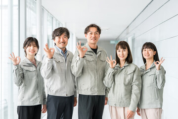 作業着・作業衣服を着た製造業・建築業・運送業・建設業の男女スタッフ
