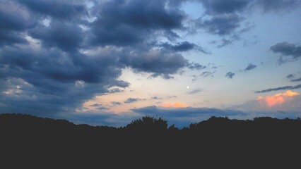 Obraz premium cloudy sunset with moon 