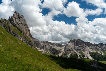 Naklejka premium Outdoor travel destination with scenic mountain hiking path