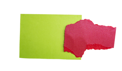 Composición abstracta con papeles rasgados de color rojo y verde sobre fondo negro