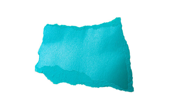 Fragmento rectangular de papel rasgado color turquesa sobre fondo negro