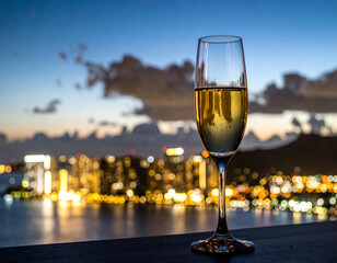 シャンパン越しに見える風景（生成AI　Generated Image）