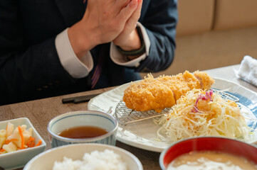 食事をする男性