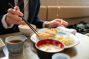 食事をする男性
