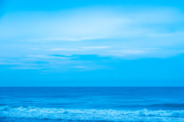 Obraz premium Nature of the ocean and blue sky Summer with sunshine, sandy beaches, clear blue waters sparkling against the blue sky. on an island with good ecology and environment Background for summer vacation