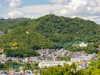 紅葉が始まった山と住宅地の風景