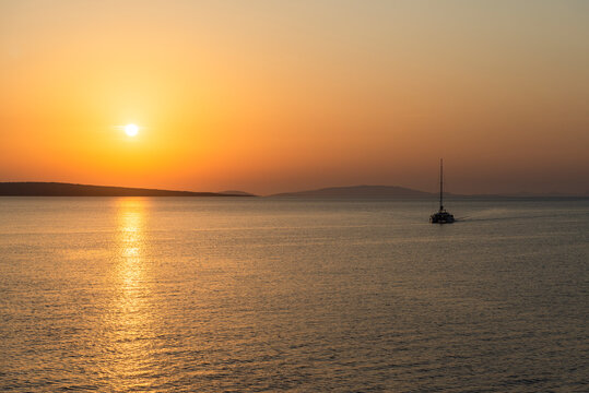 Yacht auf dem Meer zwischen den Inseln des Archipels von Zadar vor der untergehenden Sonne, Kroatien