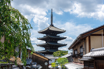 Obraz premium Yasaka Pagoda in the historic streets of Kyoto, Japan
