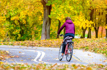Obraz premium Cyclist ride on the bike path in the city Park 