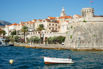 Ruderboot im Hafen vor den steinernen Fassaden der Altstadt von Korčula in der Abendsonne, Insel Korčula, Süddalmatien, Kroatien © Matthias Riedinger
