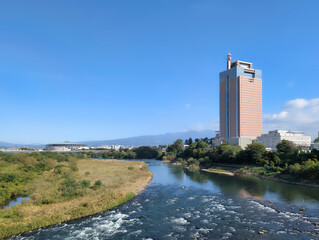 群馬県庁と利根川