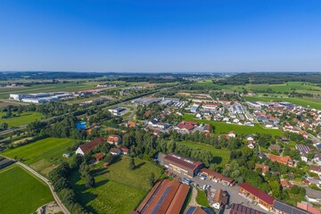 Die Marktgemeinde Erkheim im schwäbischen Kreis Unterallgäu aus der Vogelperspektive