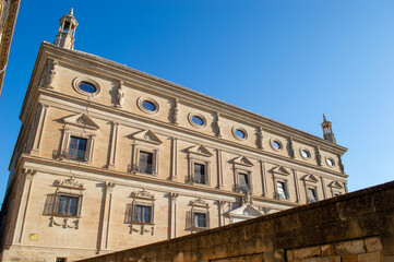 Fachada del Palacio de las Cadenas en &Uacute;beda