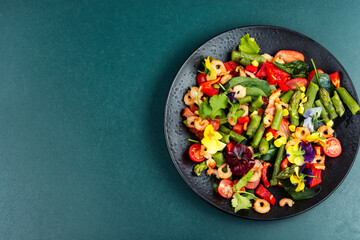 Salad with prawns and vegetables.