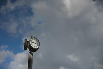 Fototapeta premium 公園の空と時計