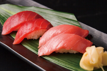 マグロの中トロ・赤身の握り寿司二貫