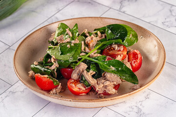 Salad with canned tuna and spinach