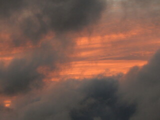 Photographie po&eacute;tique de coucher de soleil aux tons pastel, avec des nuages l&eacute;gers et cotonneux baignant dans une lumi&egrave;re rose et dor&eacute;e. Image apaisante id&eacute;ale pour les projets li&eacute;s &agrave; la nature.