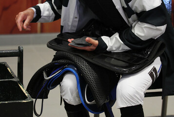 Jockey con descargo haciendo el peso con silla, estribos y kilos de plomo en cuarto de balanzas...