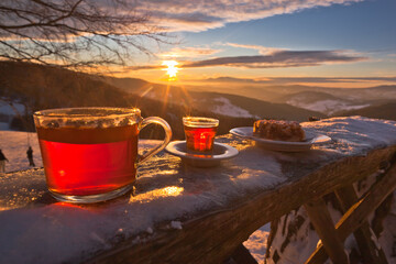 Piękna zima w okolicach Bacówki nad Wierchomlą w Gminie Muszyna o zachodzie słońca. Specjały kuchni z bacówki.