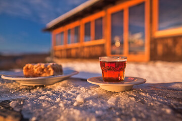 Piękna zima w okolicach Bacówki nad Wierchomlą w Gminie Muszyna o zachodzie słońca. Specjały kuchni z bacówki.