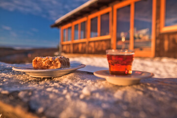 Piękna zima w okolicach Bacówki nad Wierchomlą w Gminie Muszyna o zachodzie słońca. Specjały kuchni z bacówki.