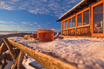 Piękna zima w okolicach Bacówki nad Wierchomlą w Gminie Muszyna o zachodzie słońca. Specjały kuchni z bacówki.