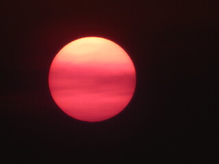 Soleil d'un rose époustouflant en fin d'été
