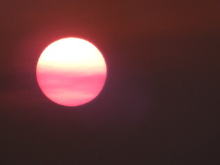 Soleil d'un rose époustouflant en fin d'été