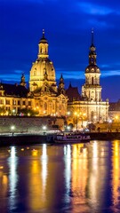 Obraz premium A beautiful historic city skyline at dusk with colorful reflections