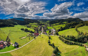 Blick auf Prinzbach im Schwarzwald, Deutschland, Luftaufnahme, Oktober 2025