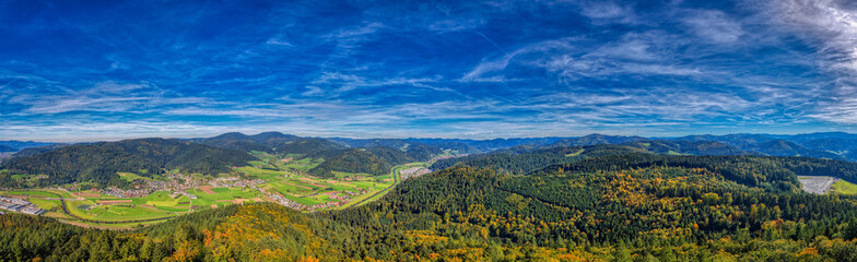 Blick auf Haslach im Schwarzwald, Luftfotografie, Deutschland, Oktober 2025