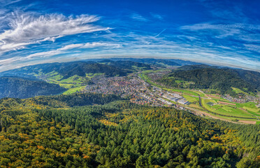 Blick auf Haslach im Schwarzwald, Luftfotografie, Deutschland, Oktober 2025