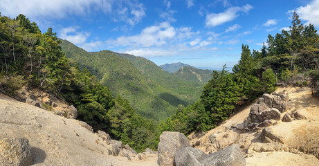 御在所岳中登山道のキレット手前から望む釈迦ヶ岳方面のパノラマ風景