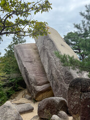 御在所岳中登山道にある巨大な奇岩「おばれ岩」の傾いた姿（平成七年）