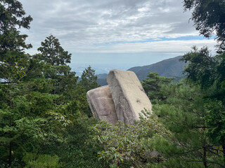 御在所岳中登山道にある巨大な奇岩「おばれ岩」の傾いた姿（平成七年）