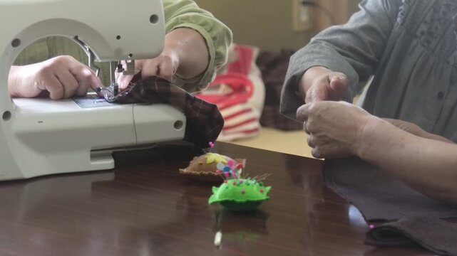 ミシンを使う女性